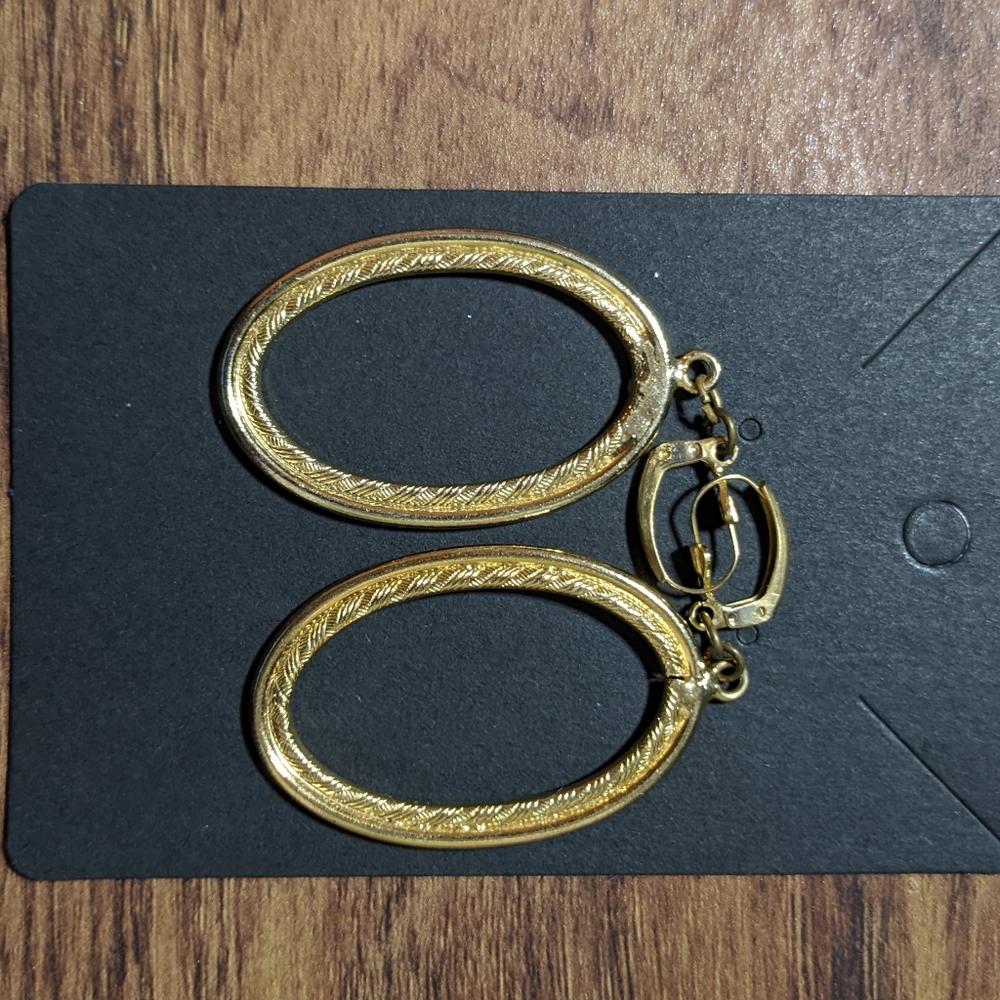 5/20$ oval Goldtone earrings